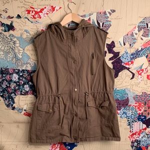 Sleeveless military jacket